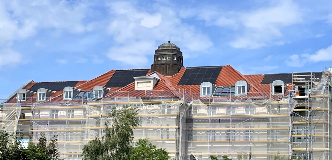 Photovoltaik-Anlage auf dem Dach eines historischen Gebäudes in Berlin mit Solarpanels gemäß Solargesetz Berlin
