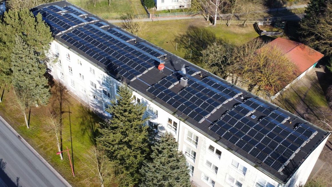 Flachdach eines Berliner Mehrfamilienhauses mit großflächiger Photovoltaik-Anlage im Rahmen des Solargesetzes Berlin