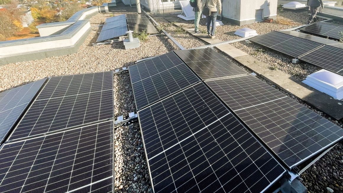 Installation einer Photovoltaik-Anlage auf einem Flachdach in Berlin zur Förderung erneuerbarer Energien durch das Solargesetz Berlin