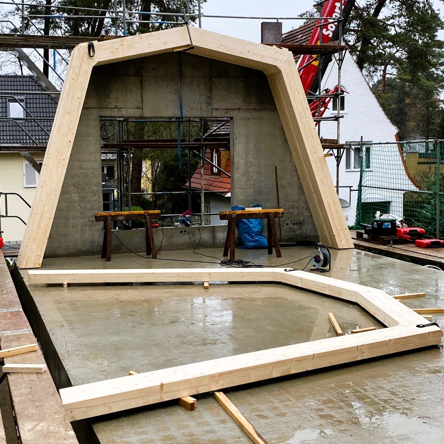 Dachbinder im Holzbau auf Bodenplatte bei einem Bauprojekt