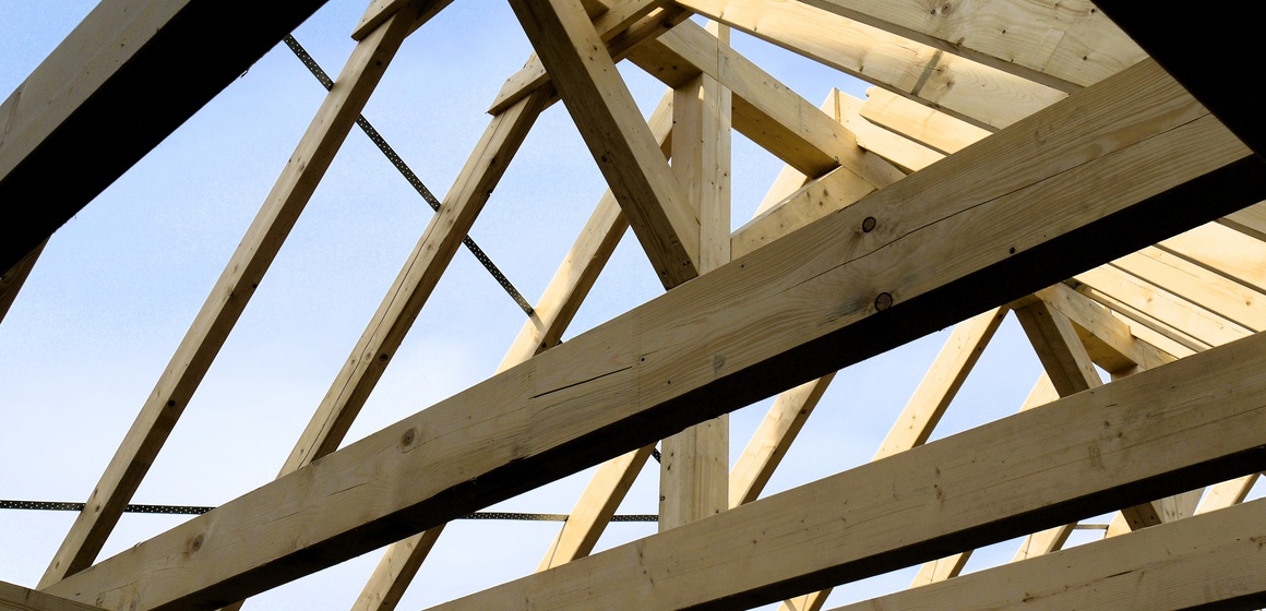 Dachstuhl im Holzbau mit sichtbaren Eckverbindungen
