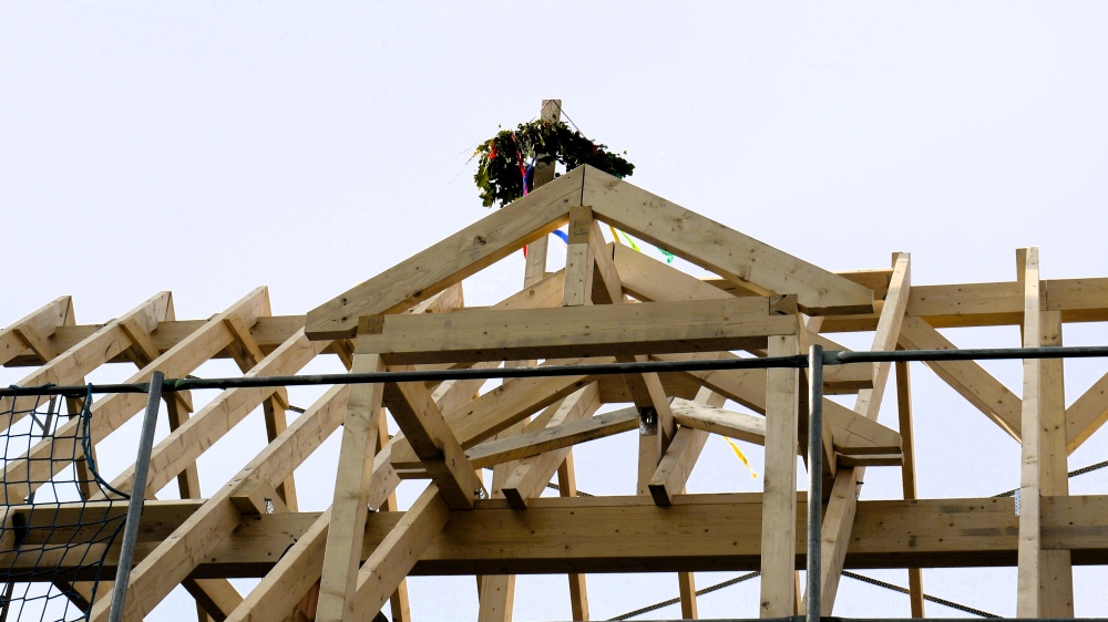 Dachstuhl-Richtfest einer Holzbau-Konstruktion