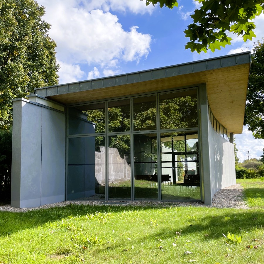 Massivholz-Dachdecke mit moderner Holzbau-Fassade