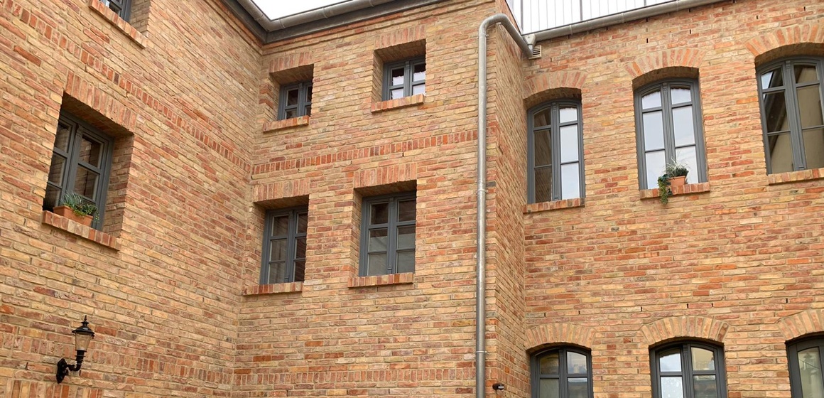 Fassade eines Schulgebäudes als Beispiel für Mauerwerksbau im Bestand