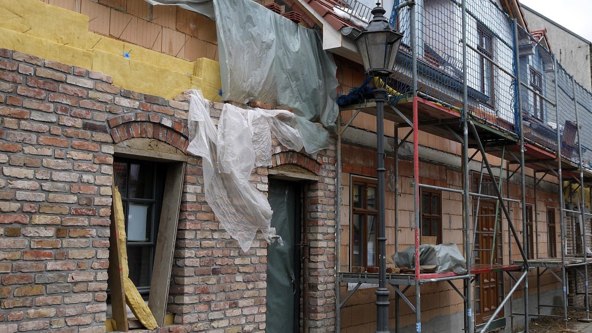 Sanierung einer Fassade mit mehrschaligem Mauerwerk und Dämmung