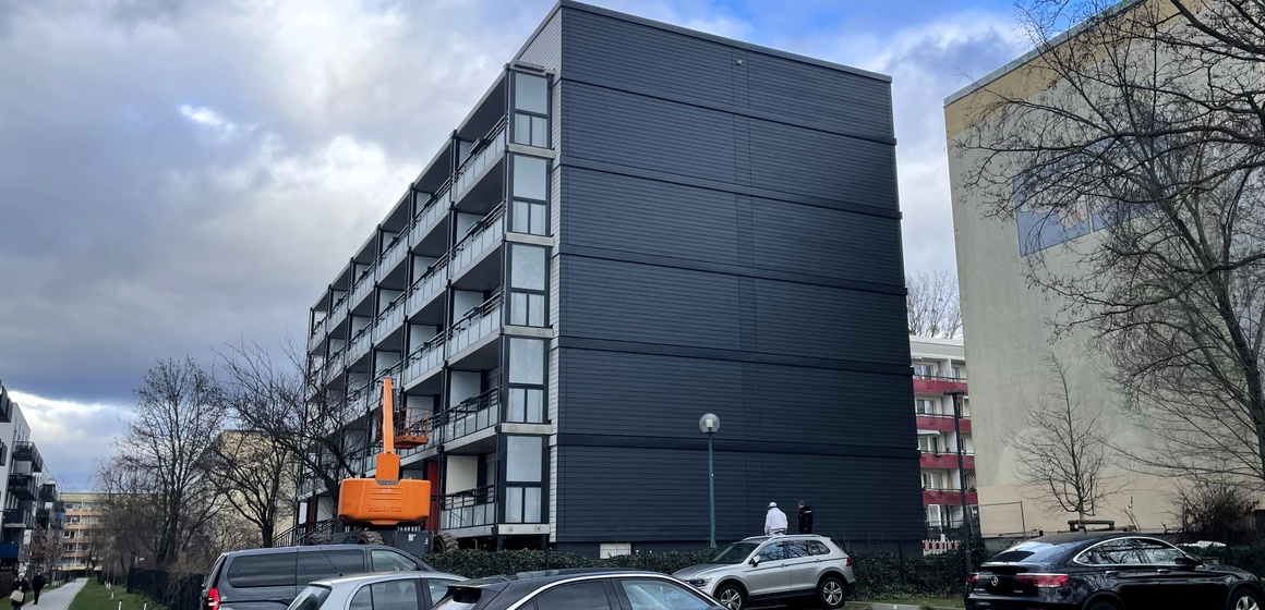Seriell saniertes HOWOGE-Mehrfamilienhaus in Berlin-Marzahn auf KfW-40-Niveau 