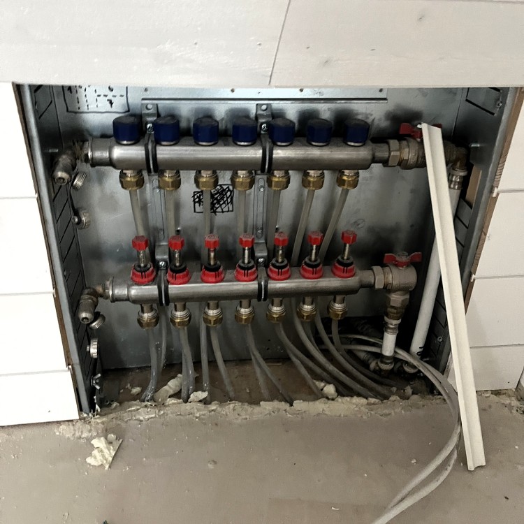Heizkreisverteiler einer Fußbodenheizung für den effizienten Betrieb mit einer Wärmepumpe