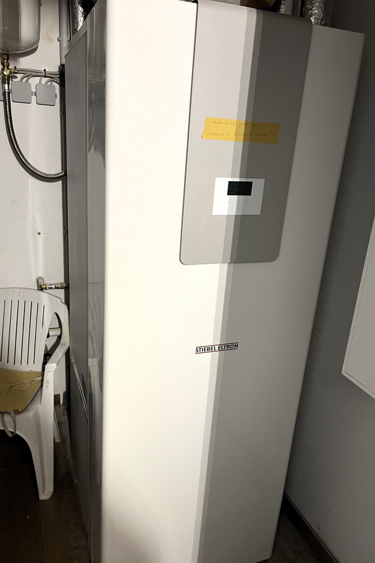 Innengerät einer Wärmepumpe mit Warmwasserspeicher für Heizung und Warmwasser